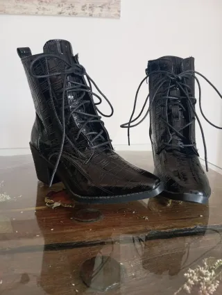 Botines negros con cordones y tacón