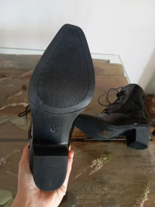 Botines negros con cordones y tacón