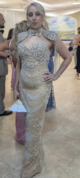 Vestido largo pedrería beige y plata