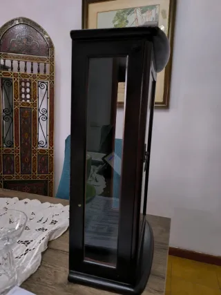 Mueble expositor de madera y cristal antiguo