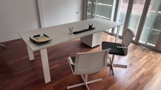 Mesa de despacho moderna blanca y madera