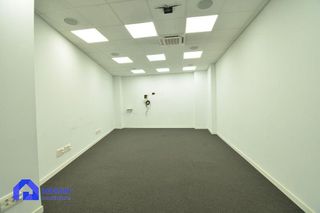 Local comercial en alquiler en Milán - Pumarín - Teatinos en Oviedo