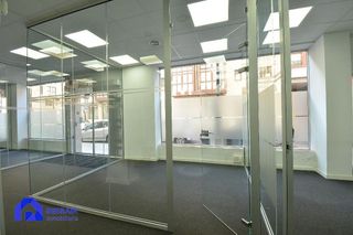 Local comercial en alquiler en Milán - Pumarín - Teatinos en Oviedo