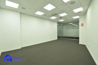 Local comercial en alquiler en Milán - Pumarín - Teatinos en Oviedo