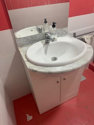 Mueble de baño con pila y grifo