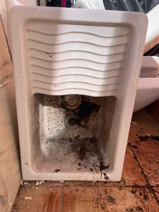 Pila de lavar blanca