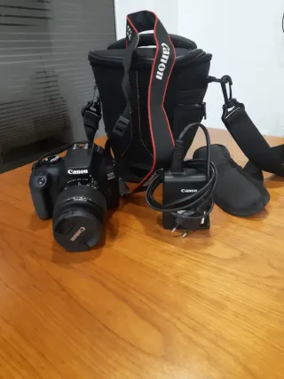 Cámara Canon EOS 4000D con accesorios