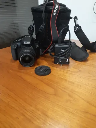 Cámara Canon EOS 4000D con accesorios