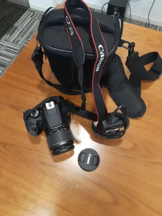 Cámara Canon EOS 4000D con accesorios