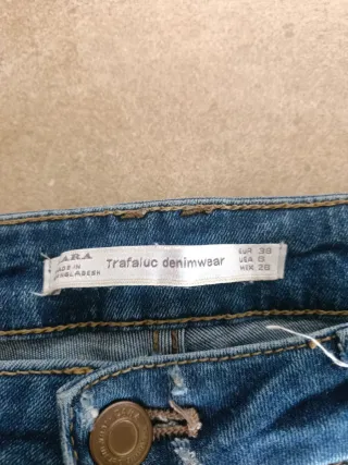 Pantalón tejano desgastado y roto