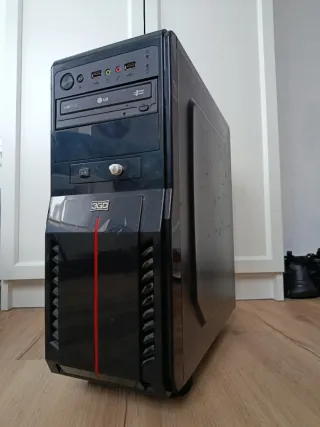 Torre PC Negra con detalles Rojos