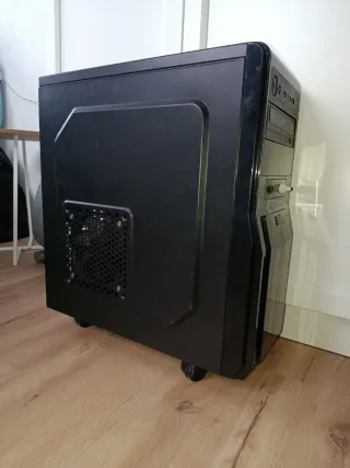 Torre PC Negra con detalles Rojos