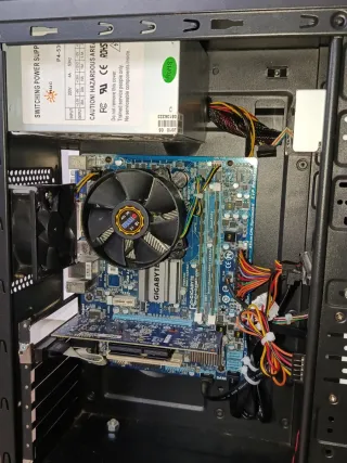 Torre PC Negra con detalles Rojos