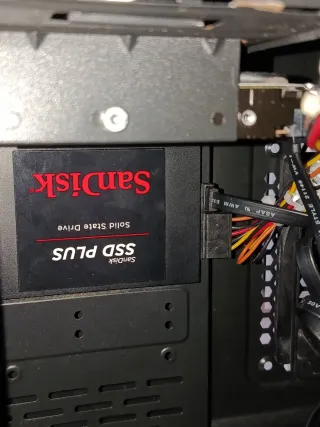 Torre PC Negra con detalles Rojos