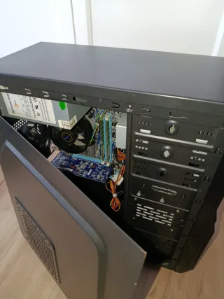 Torre PC Negra con detalles Rojos