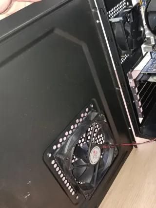 Torre PC Negra con detalles Rojos