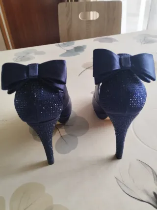 Sandalias de fiesta azul con lazo Showcase