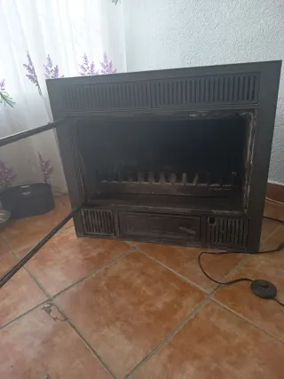 Estufa de leña insertable negra