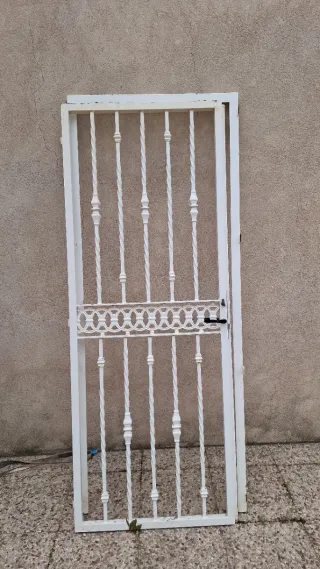 Reja de puerta blanca Tamaño 210x85 hierro forjado
