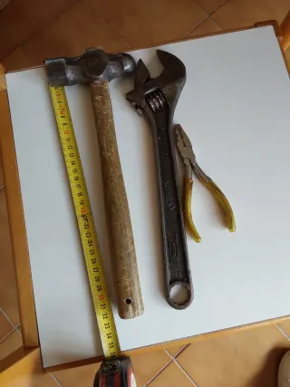 LLAVE INGLESA MARTILLO Y ALICATE