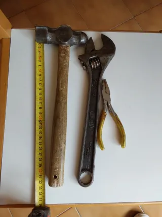 LLAVE INGLESA MARTILLO Y ALICATE