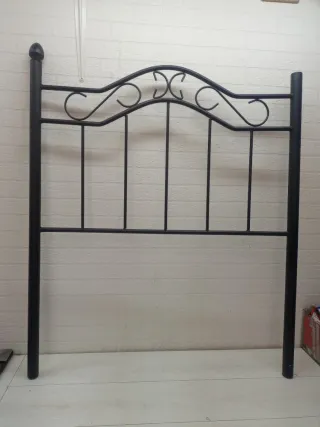 Cabecero de metal negro