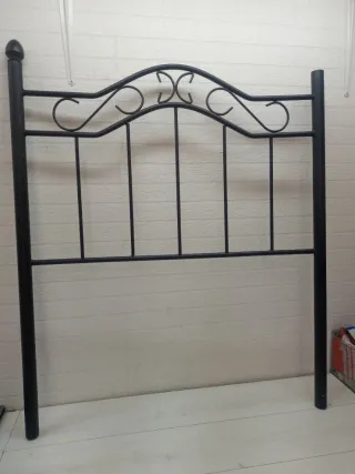 Cabecero de metal negro