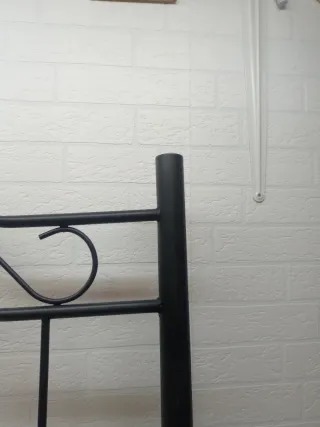 Cabecero de metal negro