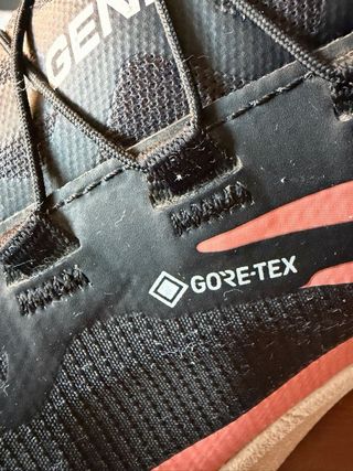 Zapatillas Salomon Gore-Tex Negras y Rosas