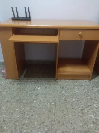 Escritorio madera con espacio para tecnología