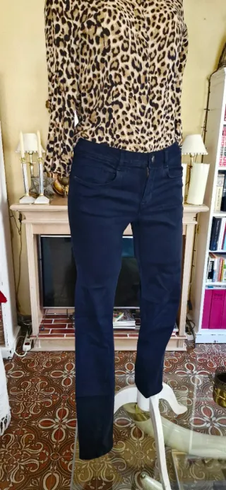 Vaqueros pitillo elásticos negros ZARA