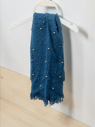 Bufanda azul con perlas