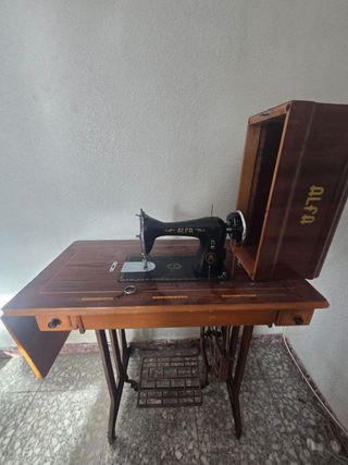 Máquina de coser Alfa antigua