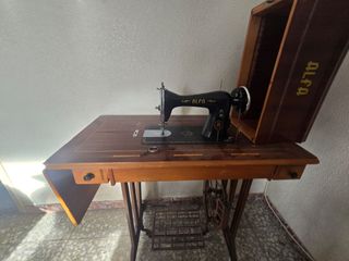 Máquina de coser Alfa antigua