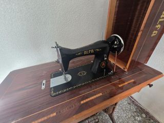 Máquina de coser Alfa antigua