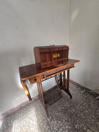Máquina de coser Alfa antigua