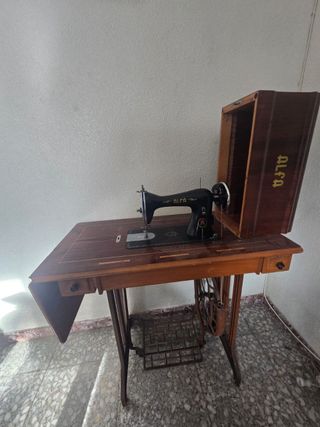 Máquina de coser Alfa antigua