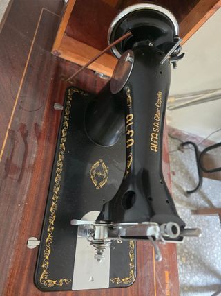 Máquina de coser Alfa antigua