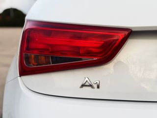 Audi A1 SPORTBACK 1.6 TDI 90cv AMBITION con NAVEGADOR, BLUETOOTH...