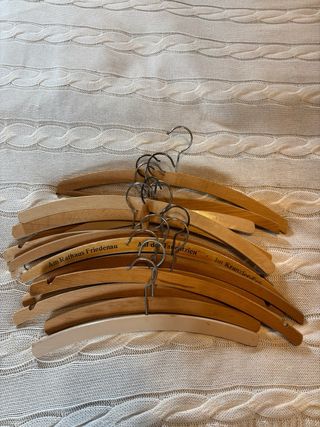 Perchas de madera con gancho metal