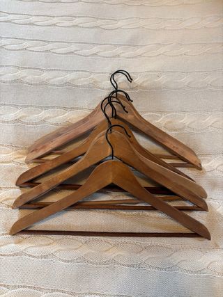 Perchas de madera con gancho metal