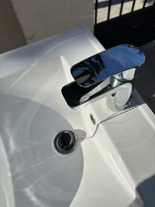 Mueble de baño Ramón Soler con lavabo y grifo