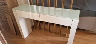 Mueble de entrada blanco con cristal