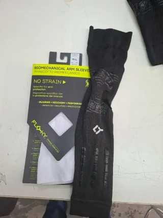 2x Floky Manguitos Biomecánicos (1 Blanco, 1 Negro