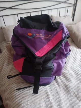 Mochila de montaña morada y rosa