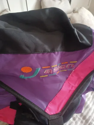 Mochila de montaña morada y rosa