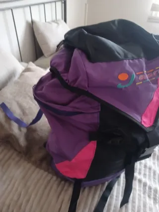 Mochila de montaña morada y rosa