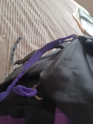 Mochila de montaña morada y rosa