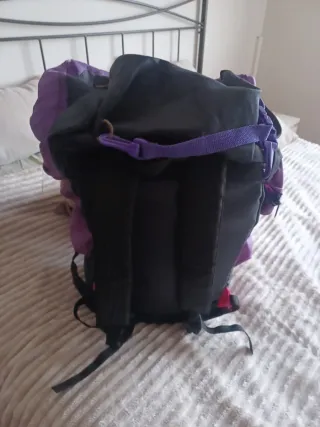 Mochila de montaña morada y rosa