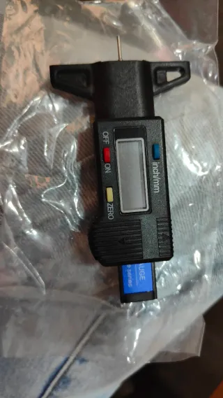 Medidor digital de desgaste de neumáticos